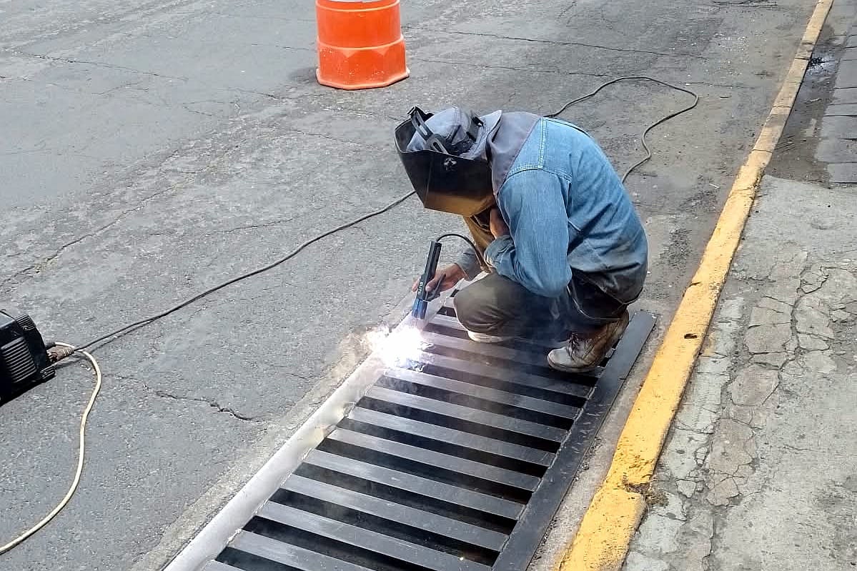 Ayuntamiento de Tlaxcala rehabilita rejillas pluviales en zonas clave para mejorar la seguridad vial y prevenir inundaciones