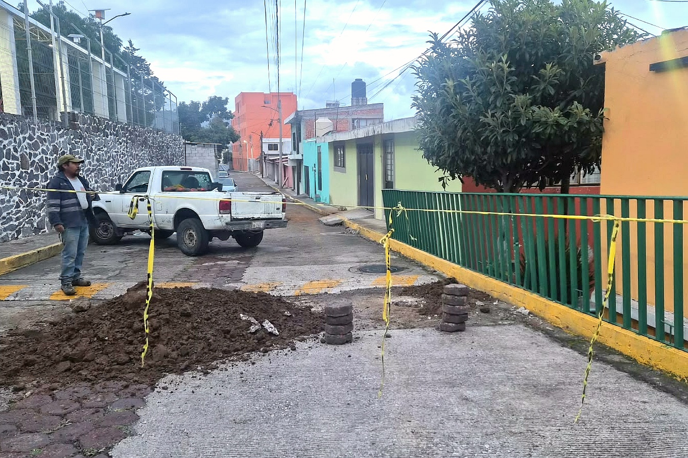 Atiende Capam fuga de agua en la calle Quiahuxtlán en San Isidro; continúa cerrada a la circulación