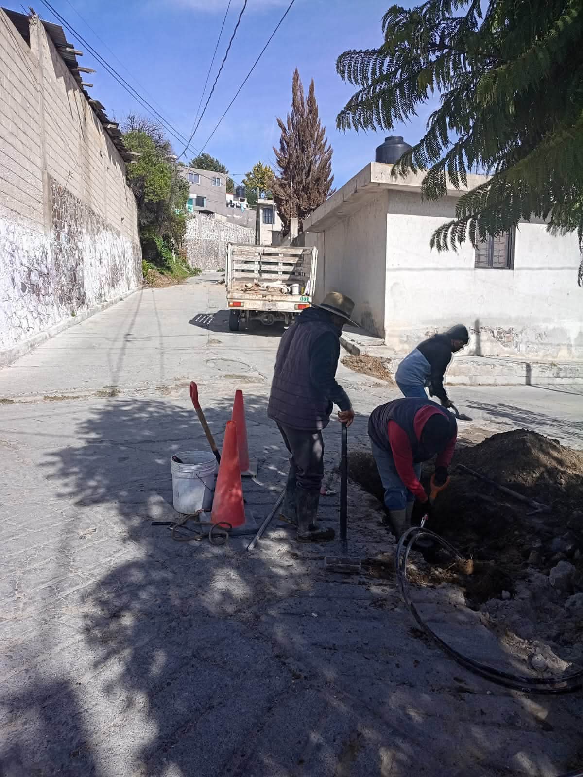 Realiza Tequexquitla trabajos de reparación en línea de agua potable en calle Xalistalpan