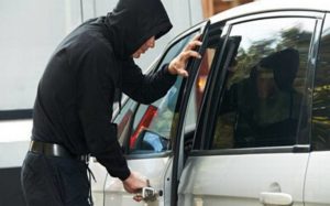 Cámaras de seguridad captan momento de robo de vehículo