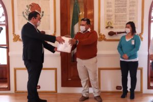 entrega de apoyos a médicos2