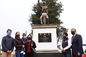develación estatua MAR1